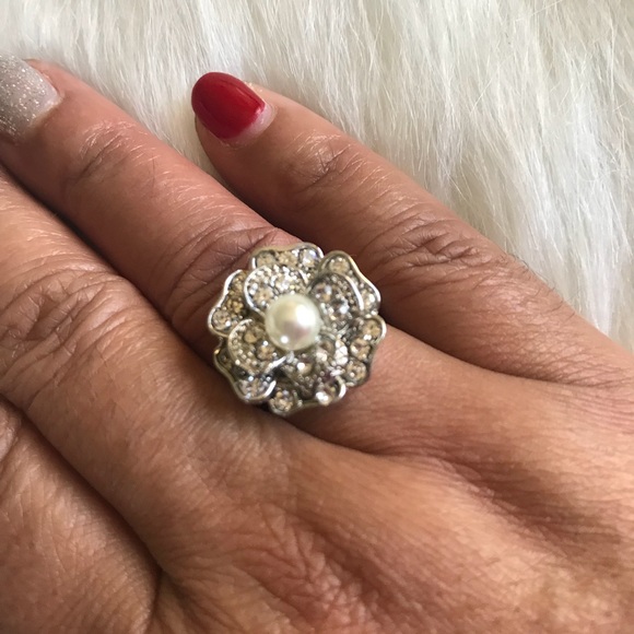 Silver tone flower statement ring - Picture 1 of 3